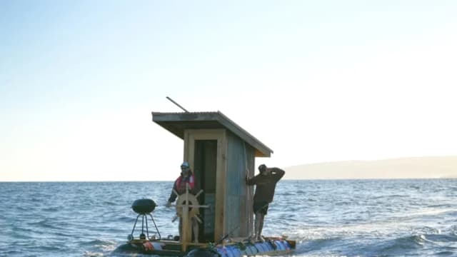 Se negó a pagar 2000 dólares, así que construyó un barco-baño para cruzar el mar