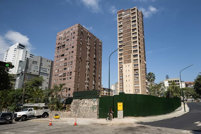 Fotografía que muestra edificios afectados por el doble terremoto ocurrido hace un mes en Caracas (EFE/ Ronald Peña R)