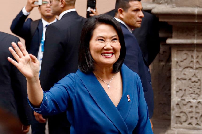 La presidenta electa de Perú, Keiko Fujimori, saluda durante su llegada al Palacio de Torre Tagle previo a los actos oficiales de la transmisión de mando e investidura de su posesión de este martes, en Lima, Perú. (EFE/ Sebastián Blanco Salazar)