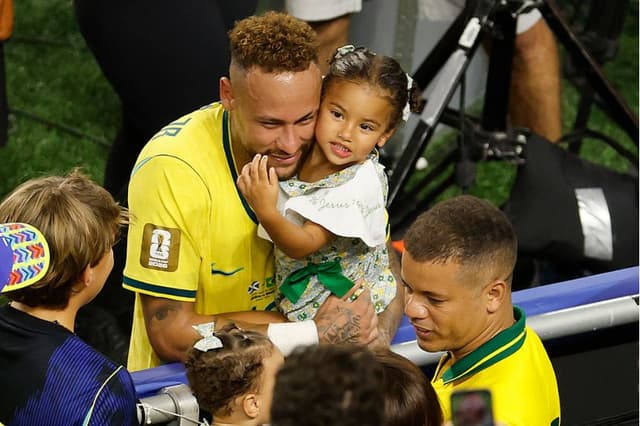 Neymar Jr. (#10), de Brasil, saluda a su familia tras el partido del Grupo C de la Copa Mundial de la FIFA 2026 entre Escocia y Brasil, disputado en el Miami Stadium el 24 de junio de 2026 en Miami, Estados Unidos. (Michael Reaves/Getty Images)