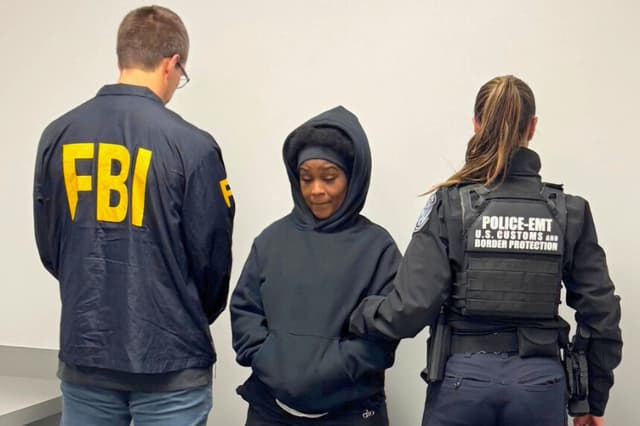Agentes del FBI en Miami devolven a Elaine Angene Escoe (C) a Estados Unidos desde Jamaica después de que supuestamente huyera para evitar la enjuiciamiento en un caso de fraude de ayuda por COVID-19 valorado en 32 millones de dólares. (FBI Miami).