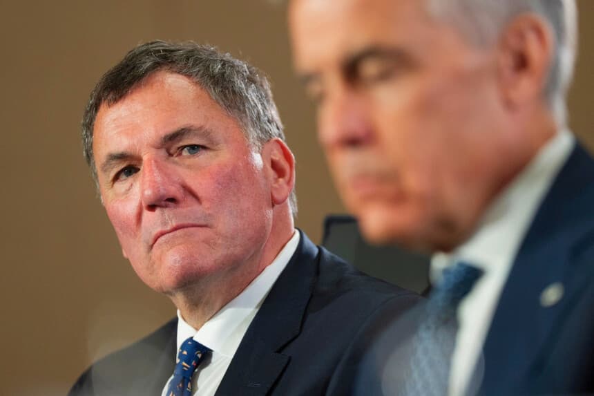 El ministro de Comercio entre Canadá y Estados Unidos, Dominic LeBlanc, a la izquierda, escucha mientras el primer ministro Mark Carney se reúne con los gobernadores de las provincias de Canadá en Charlottetown el 23 de julio de 2026. (The Canadian Press/Darren Calabrese).