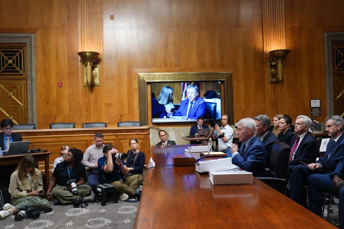 El Dr. Anthony Fauci, exdirector del Instituto Nacional de Alergias y Enfermedades Infecciosas de los Institutos Nacionales de Salud, testifica ante el Comité del Senado de Seguridad Nacional y Asuntos Gubernamentales en Washington el 29 de julio de 2026. (Madalina Kilroy/The Epoch Times)