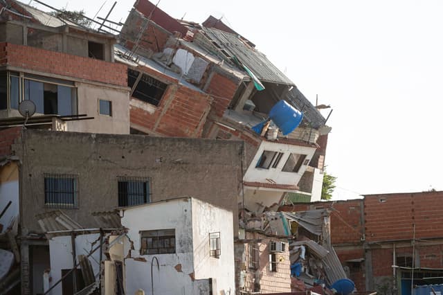 Fotografía que muestra edificaciones colapsadas por los terremotos de magnitud 7.2 y 7.5 del 24 de junio que han dejado daños cuantiosos en viviendas, activos económicos, comercios y otro tipo de construcciones, así como en pérdidas humanas, que aún se siguen actualizando, este martes en Catia La Mar , Venezuela. (EFE/ Ronald Peña R)