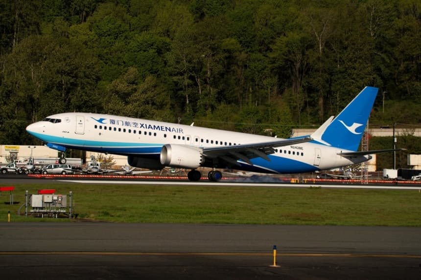 Un Boeing 737 MAX 8 aterriza en Boeing Field, en Seattle, el 22 de abril de 2025. (David Ryder/Reuters)