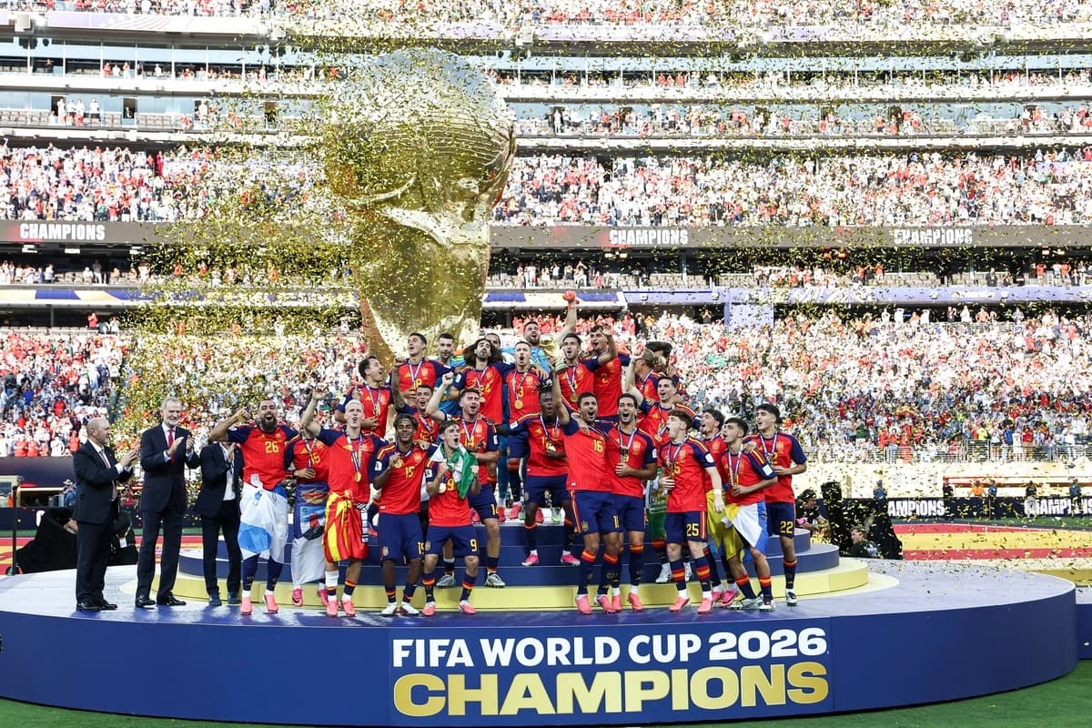 La selección de España celebra su victoria en la Copa del Mundo de fútbol tras la final contra Argentina en el Estadio de Nueva York-Nueva Jersey, en East Rutherford, Nueva Jersey, el 19 de julio de 2026. (Franck Fife/AFP vía Getty Images)