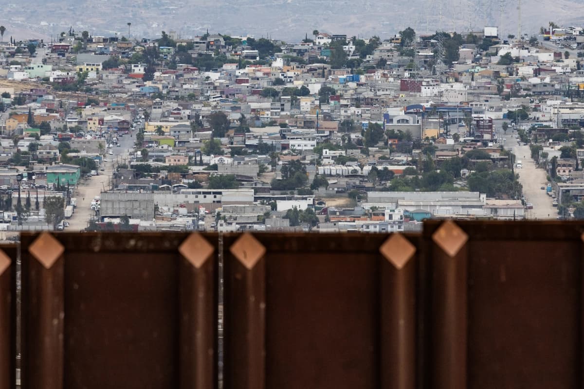 El muro fronterizo sur con vistas a Tijuana, México, visto desde las afueras de San Diego, el 27 de mayo de 2026. (John Fredricks/The Epoch Times).