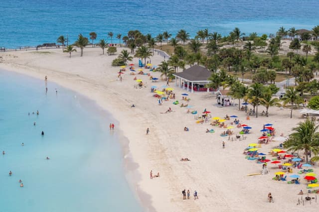 Los visitantes recorren la Reserva Marina Ocean Cay MSC en Ocean Cay, Bahamas, el 10 de abril de 2025. (Anthony Devlin/Getty Images).