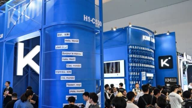 China promueve la IA abierta en el extranjero mientras censura a sus desarrolladores en casa