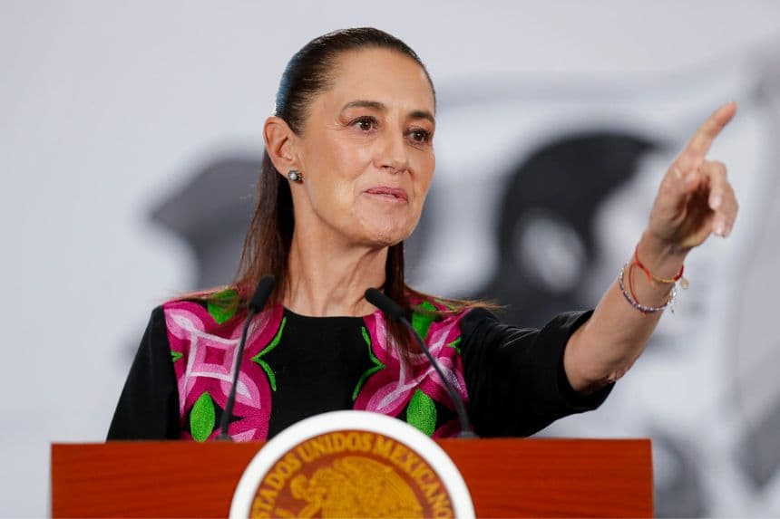 La presidenta de México, Claudia Sheinbaum, habla en una rueda de prensa este 29 de julio, en el Palacio Nacional de Ciudad de México, México. (EFE/Isaac Esquivel)