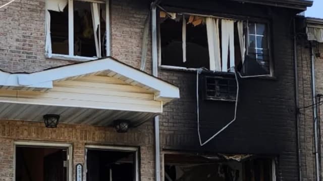 La casa consumida por el fuego en Queens (Crédito: GoFundMe)
