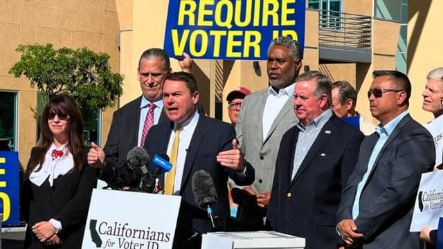 Demandan al fiscal general de California por cambiar título de iniciativa sobre identificación de votantes