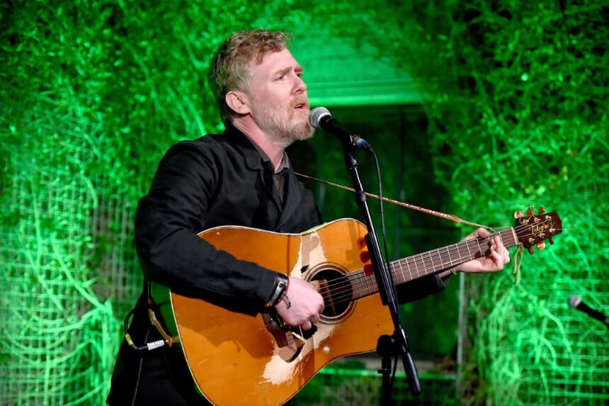 El homenajeado Glen Hansard actúa en el escenario durante la duodécima edición anual de los Oscar Wilde Awards de la Alianza EE.UU. e Irlanda en Bad Robot en Santa Mónica, California, el 23 de febrero de 2017. (Alberto E. Rodriguez/Getty Images para la Alianza EE.UU.-Irlanda).