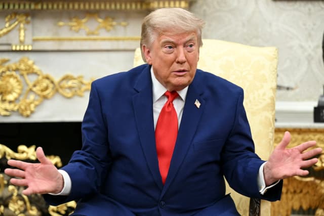 El presidente Donald Trump habla durante una reunión con el presidente libanés Joseph Aoun en el Despacho Oval de la Casa Blanca, en Washington, el 21 de julio de 2026. (Saul Loeb/AFP vía Getty Images)