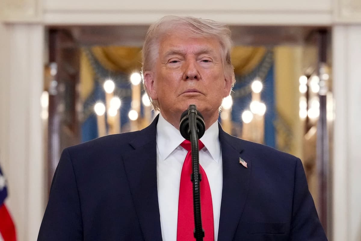 El presidente Donald Trump hace una pausa al terminar de hablar sobre la guerra con Irán desde el Cross Hall de la Casa Blanca el 1 de abril de 2026. (Alex Brandon-Pool/Getty Images)