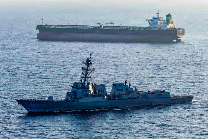 Buques en el estrecho de Ormuz el 26 de abril de 2026. (Armada de los Estados Unidos vía Getty Images).