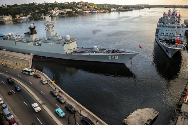Buques militares chinos atracan en el puerto de La Habana, en Cuba, el 10 de noviembre de 2015. (Yamil Lage/AFP vía Getty Images).