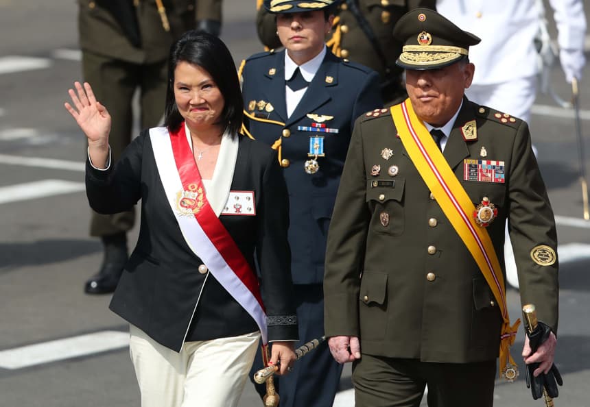 La presidenta del Perú, Keiko Fujimori (i), saluda durante el tradicional desfile cívico militar con motivo de los 205 años de la independencia de Perú este miércoles, en Lima, Perú. (EFE/ Paolo Aguilar)