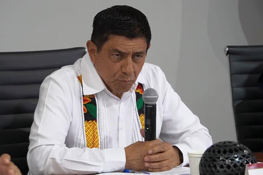 El gobernador de Oaxaca, Salomón Jara Cruz, aseguró que no solicitará licencia ni dejará su cargo tras el asesinato del periodista Francisco Alejandro Leyva Aguilar, quien había denunciado actos de hostigamiento por parte de autoridades estatales, este viernes en una rueda de prensa en Oaxaca, México. (EFE/ Jesús Méndez)