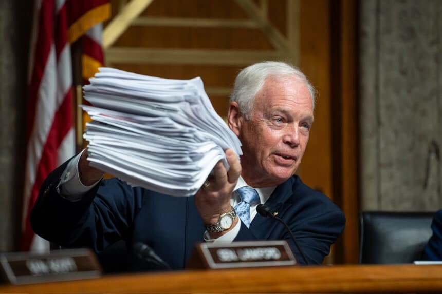El senador Ron Johnson (R-Wis.) interviene durante una audiencia con el Dr. Anthony Fauci, exdirector del Instituto Nacional de Alergias y Enfermedades Infecciosas de los Institutos Nacionales de Salud, en Washington, el 29 de julio de 2026. (Madalina Kilroy /The Epoch Times).