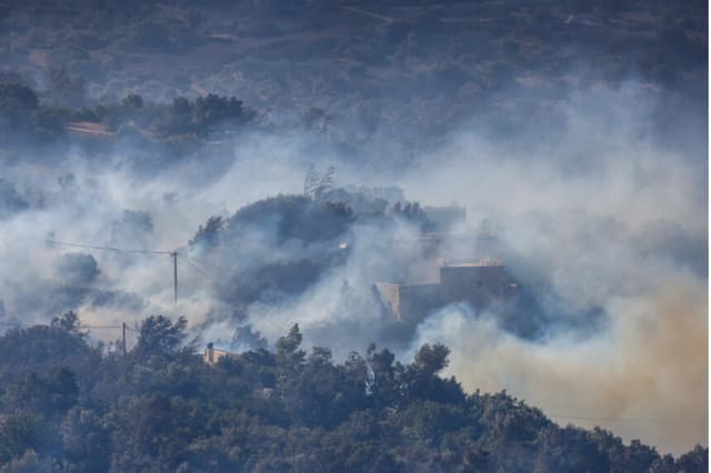 El humo se eleva en una zona boscosa durante un incendio forestal, al sur de Rethymno, en la isla griega de Creta, el 30 de julio de 2026. (Costas Metaxakis/AFP vía Getty Images).