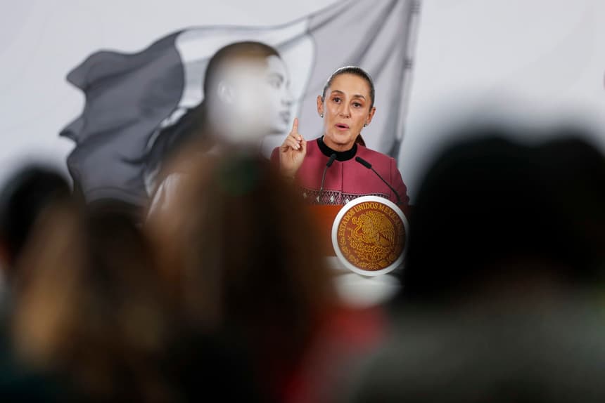 La presidenta de México, Claudia Sheinbaum, habla en una rueda de prensa este jueves, en Palacio Nacional en Ciudad de México (EFE/Isaac Esquivel)