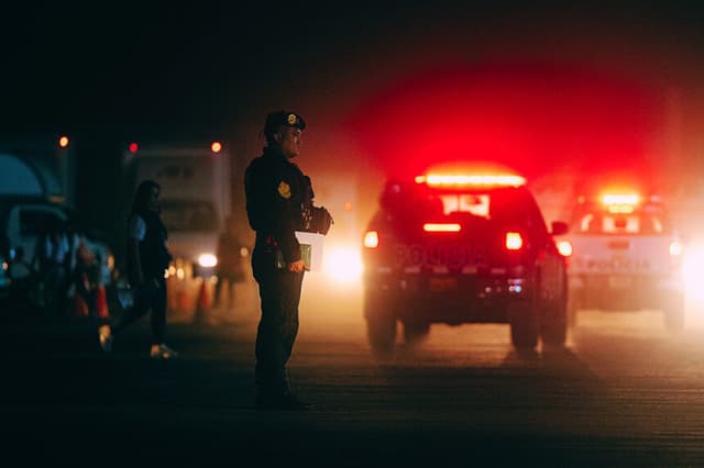 Un agente de policía en Perú, el 5 de junio de 2026. (ERNESTO BENAVIDES / AFP vía Getty Images)