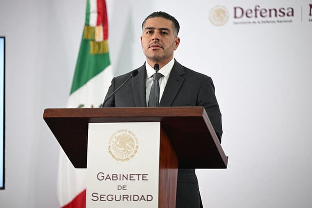 El secretario de Seguridad y Protección Ciudadana de México, Omar García Harfuch, habla durante una conferencia de prensa en el edificio del Gabinete de Seguridad en la Ciudad de México el 23 de julio de 2025. (YURI CORTEZ/AFP vía Getty Images)
