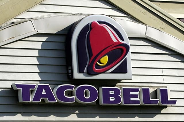 Un letrero de Taco Bell en un restaurante de Kettering, Ohio. (Don Emmert/AFP/Getty Images).