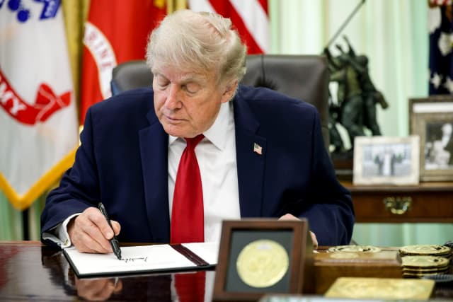 El presidente Donald Trump firma una orden ejecutiva relacionada con las reparaciones automotrices en el Despacho Oval de la Casa Blanca el 29 de junio de 2026. (Alex Wong/Getty Images)