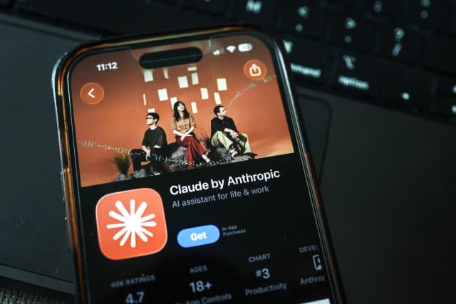 En esta ilustración, se ve la aplicación de IA Claude en la tienda de aplicaciones de un teléfono en la ciudad de Nueva York el 16 de febrero de 2026. (Michael M. Santiago/Getty Images)