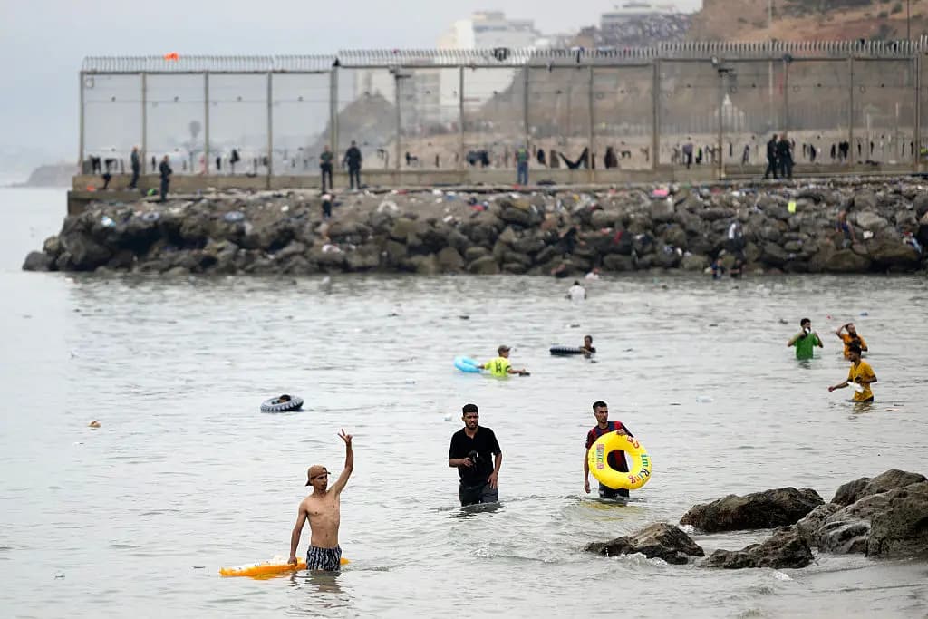 Migrantes cruzan a nado las aguas cercanas a la frontera con Marruecos para ingresar al enclave español de Ceuta, en el norte de África, el 31 de julio de 2026. (Jorge Guerrero/AFP vía Getty Images)
