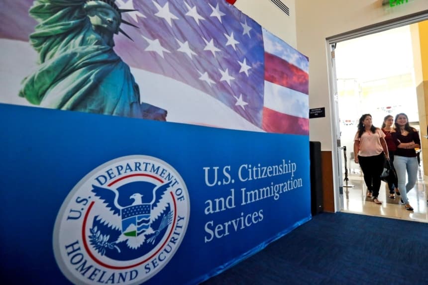 Las personas llegan antes del inicio de una ceremonia de naturalización en la oficina regional de Miami de los Servicios de Ciudadanía e Inmigración de EE. UU. (USCIS), en Miami, el 17 de agosto de 2018. (Wilfredo Lee/AP Photo)