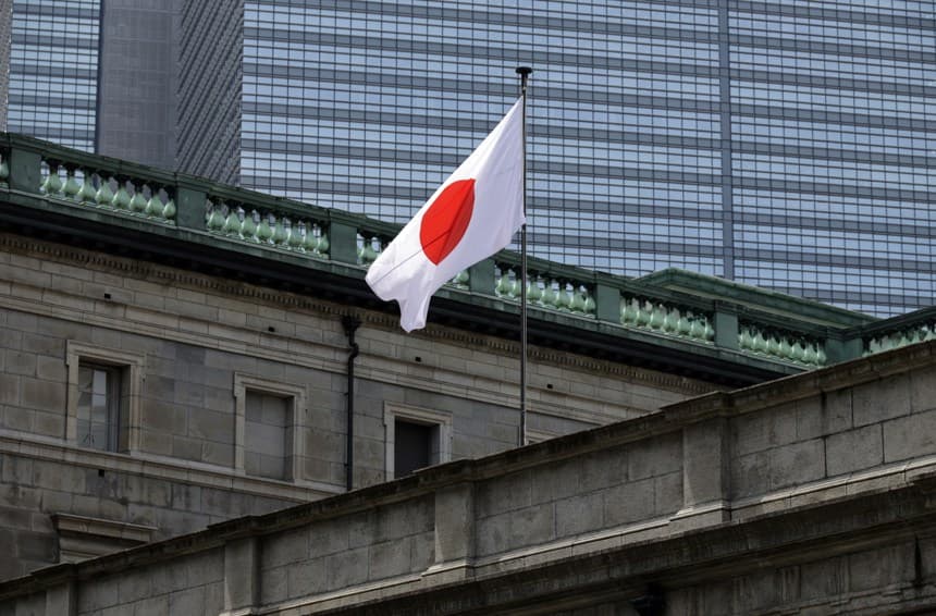 Imagen de archivo de la bandera de Japón en un edificio de Tokio. (EFE/EPA/FRANCK ROBICHON)