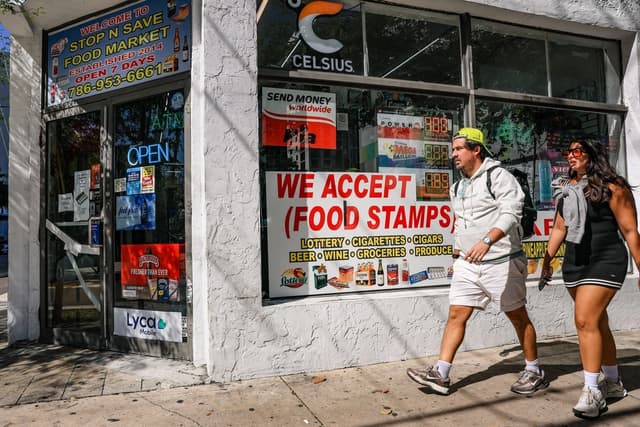 Un letrero de cupones de alimentos cuelga en el escaparate de una tienda de abarrotes en Miami el 31 de octubre de 2025. (Joe Raedle/Getty Images)