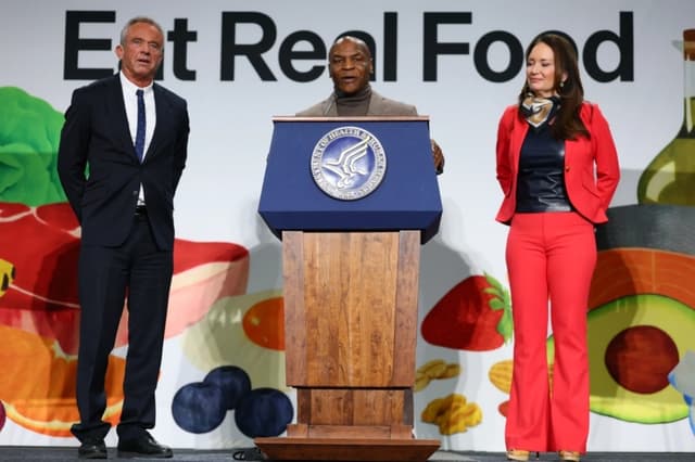 Robert F. Kennedy Jr. conversa con un simpatizante en una granja orgánica de New Hampshire el 11 de septiembre de 2023. (Jeff Louderback/The Epoch Times)