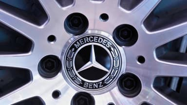 Mercedes-Benz retira 310,667 vehículos por riesgo de movimiento inesperado por falla en puerta