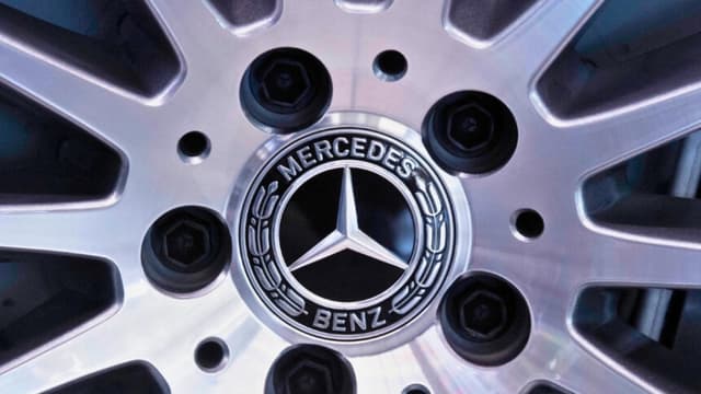 Mercedes-Benz retira 310,667 vehículos por riesgo de movimiento inesperado por falla en puerta
