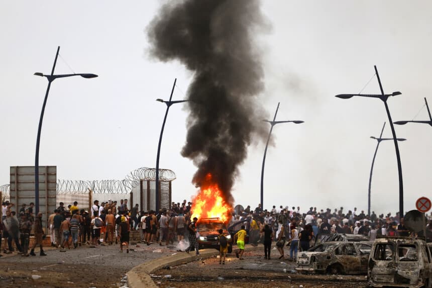 Un vehículo arde en el lugar de los enfrentamientos cerca de Fnideq, en la frontera entre Marruecos y España, el 31 de julio de 2026. Miles de inmigrantes ilegales cruzaron durante la noche desde Marruecos al enclave español de Ceuta, en el norte de África. Al menos 41 personas murieron al intentar llegar al enclave español. (Abdel Majid Bziouat/AFP vía Getty Images).