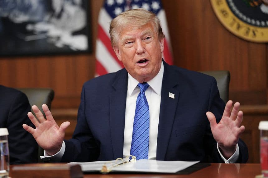 El presidente de Estados Unidos, Donald Trump, habla durante una reunión del gabinete en Camp David, Maryland, el 31 de julio de 2026. (Aaron Schwartz / AFP vía Getty Images)