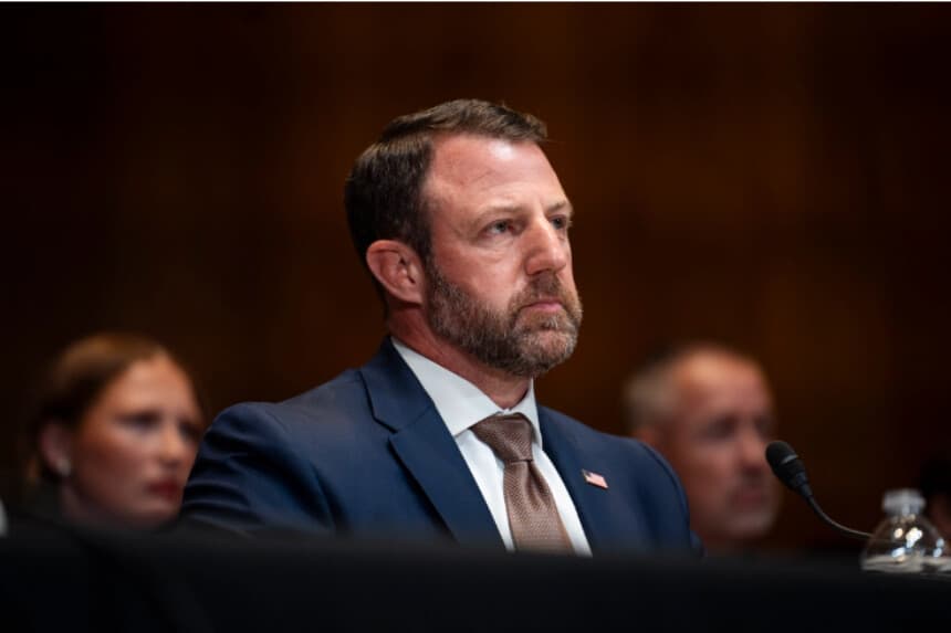 El secretario de Seguridad Nacional, Markwayne Mullin, testifica en una audiencia del Senado para examinar las estimaciones presupuestarias propuestas para el año fiscal 2027 en Washington el 2 de junio de 2026. (Madalina Kilroy/The Epoch Times).