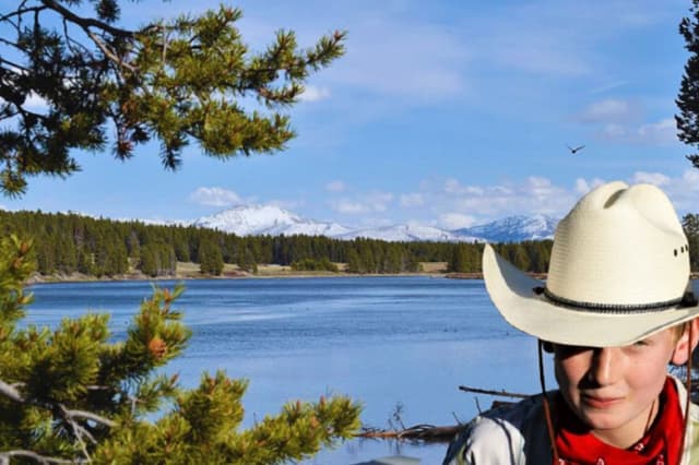 Imagen ilustrativa. Composición de The Epoch Times. (Vista del río Yellowstone en el Parque Nacional de Yellowstone el 11 de mayo de 2016. MLADEN ANTONOV/AFP vía Getty Images; Niño con sombrero. Ted McDonnell/Pexels)