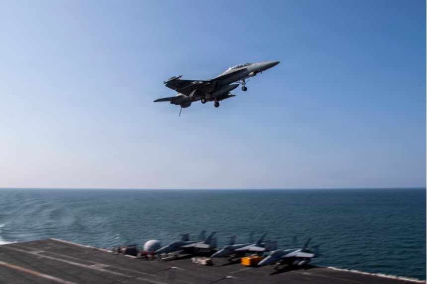 Un F/A-18F Super Hornet sobrevuela la cubierta de vuelo del portaaviones USS Abraham Lincoln en apoyo de la Operación Epic Fury en el mar Mediterráneo el 6 de marzo de 2026. (Armada de los EE. UU. vía Getty Images).