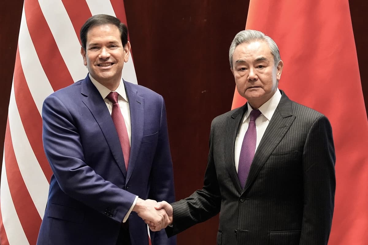 El secretario de Estado estadounidense, Marco Rubio, estrecha la mano del ministro de Asuntos Exteriores chino, Wang Yi, en el marco de la Conferencia de Seguridad de Múnich, en Múnich, Alemania, el 13 de febrero de 2026. (Alex Brandon/Pool/AP).