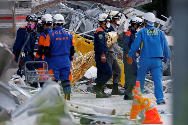 Los equipos de rescate realizan una operación de búsqueda en el centro comercial Aeon Mall, dañado tras el terremoto de magnitud 7,1 que sacudió la prefectura de Kumamoto, al sur de Japón, en la ciudad de Kashima, prefectura de Kumamoto, Japón, el 30 de julio de 2026. (Kim Kyung-Hoon/Reuters).