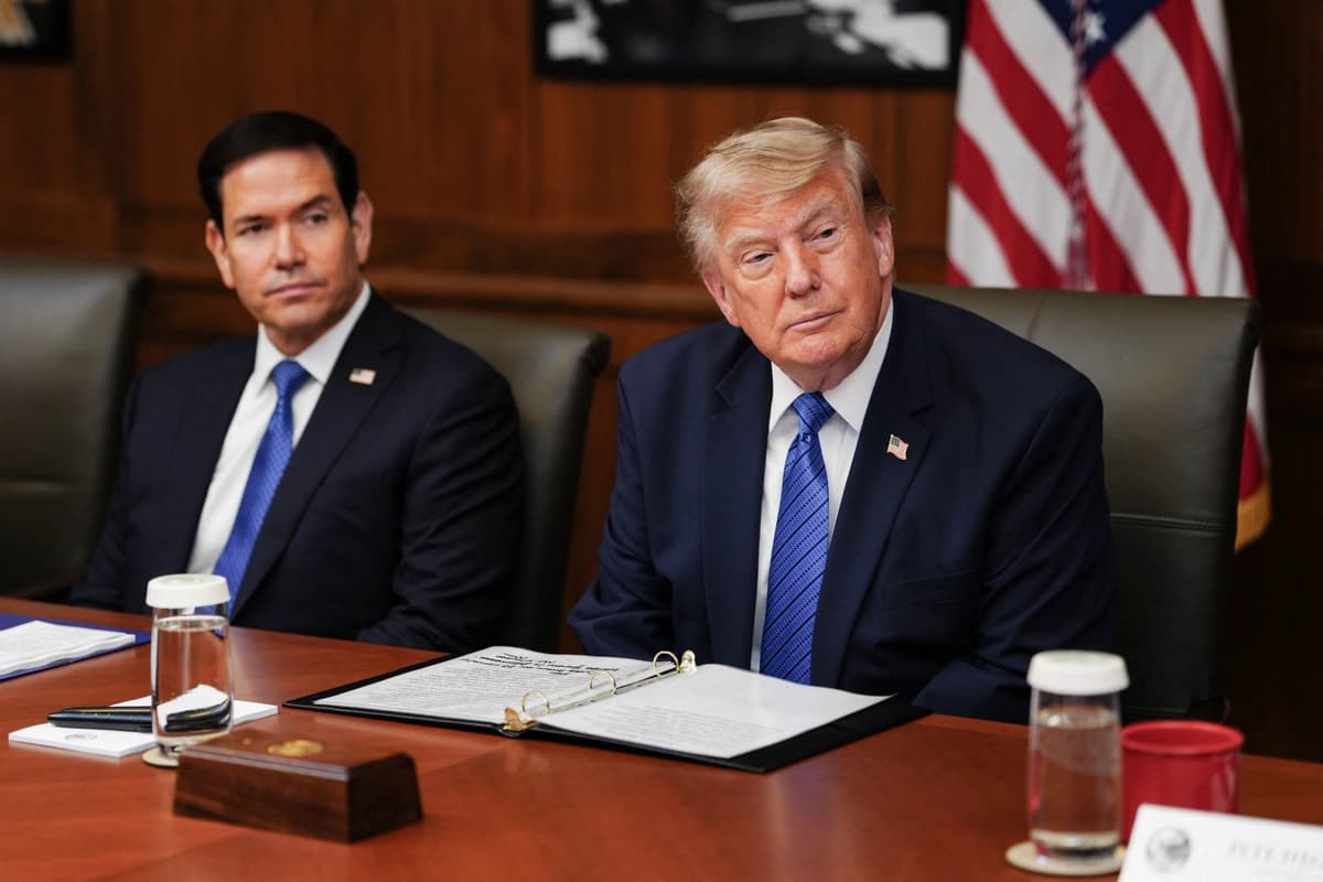 El presidente Donald Trump, junto al secretario de Estado Marco Rubio (izquierda), habla durante una reunión de gabinete en Camp David, Maryland, el 31 de julio de 2026. (Aaron Schwartz/AFP vía Getty Images).
