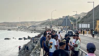 España: Los migrantes regresan en masa a Marruecos, pero los cruces hacia Ceuta no han cesado