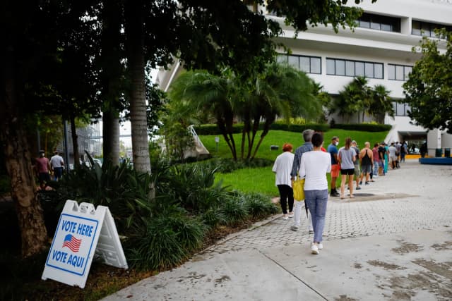 Los votantes esperan para emitir su voto anticipado en el Ayuntamiento de Miami Beach el 19 de octubre de 2020. (Eva Marie Uzcategui/AFP vía Getty Images).