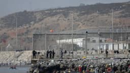 España se blinda con barrera flotante contra cruces ilegales por mar en Ceuta