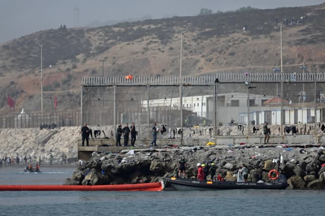 Las autoridades españolas instalan una barrera de 1,640 pies en el agua para reforzar la seguridad tras los cruces ilegales desde Marruecos hacia el enclave español de Ceuta, el 1 de agosto de 2026. (Jorge Guerrero/AFP/Getty Images)